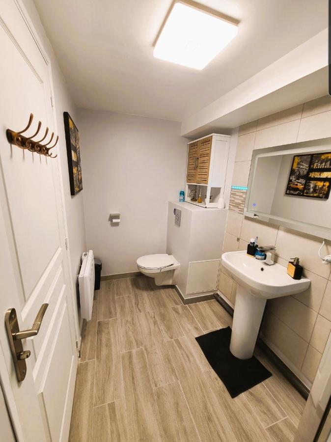 T2 Confortable - Piscine Et Jacuzzi Séjour chez l'habitant