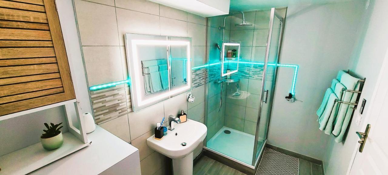 T2 Confortable - Piscine Et Jacuzzi Séjour chez l'habitant