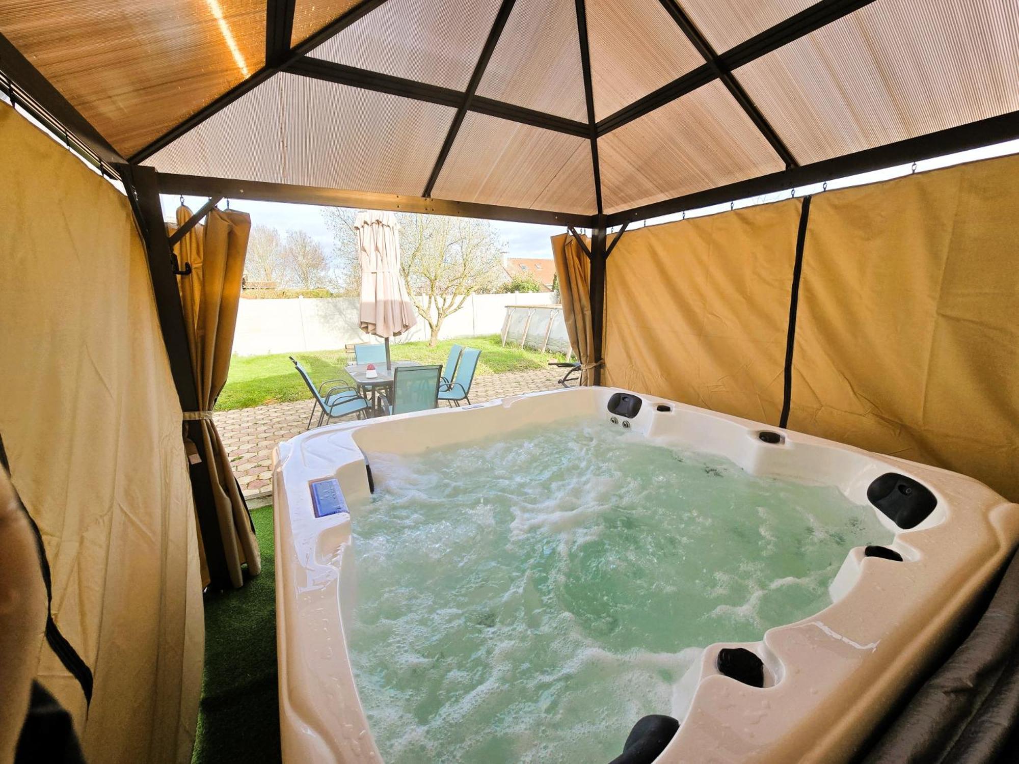 T2 Confortable - Piscine Et Jacuzzi Séjour chez l'habitant