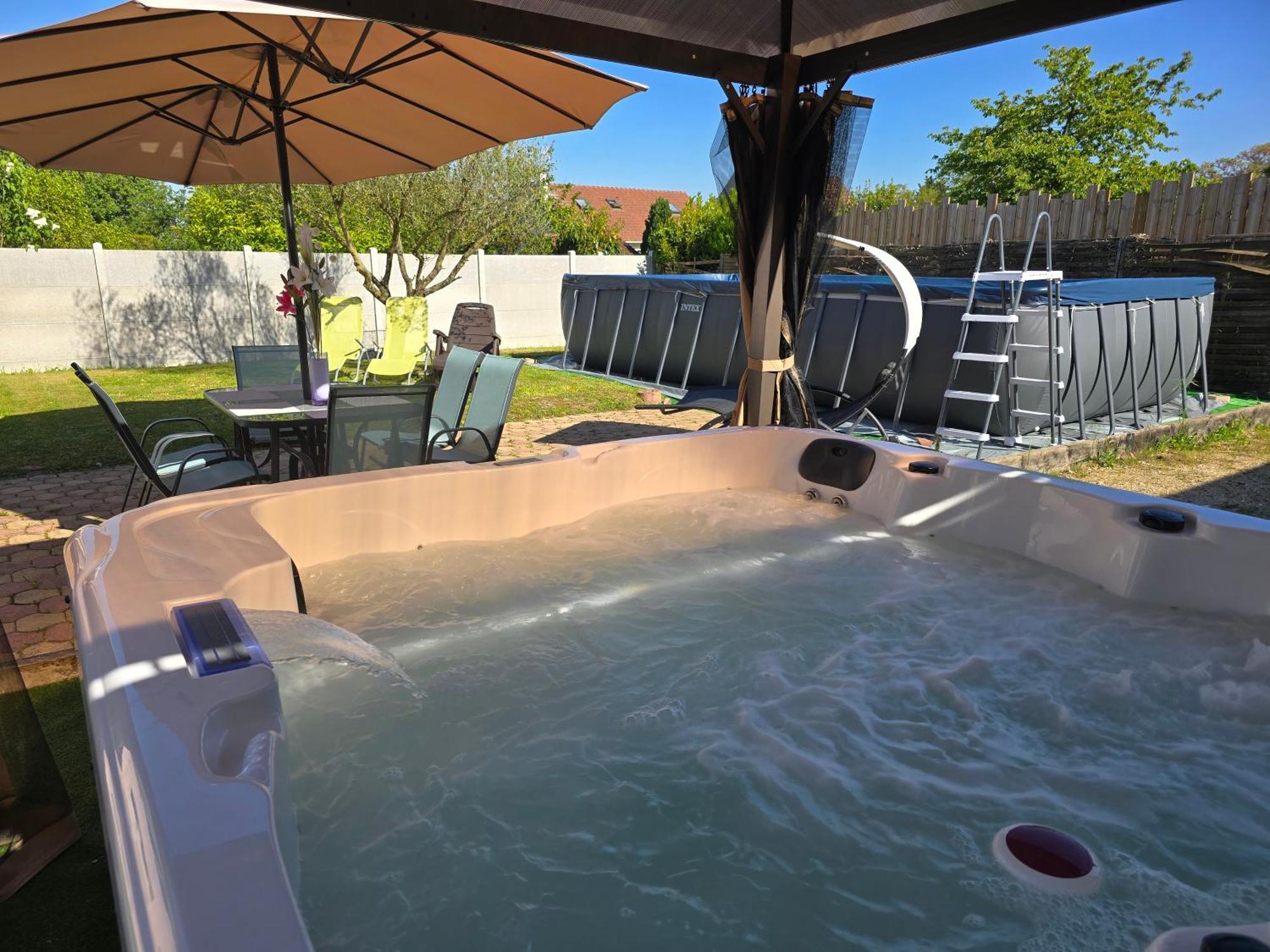 Séjour chez l'habitant T2 Confortable - Piscine Et Jacuzzi Pierrelaye
